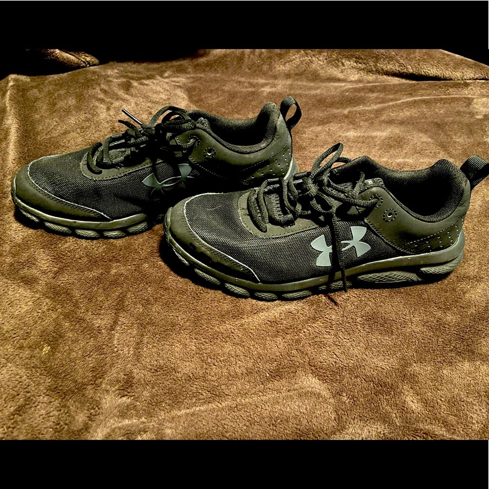 Mens 7.5 black Under Armour shoes